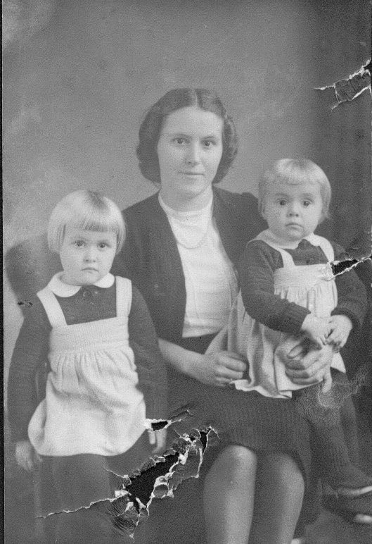 altes Foto meiner Großmutter Elisabeth mit ihren beiden Töchtern ca 2 und 3 Jahre alt.